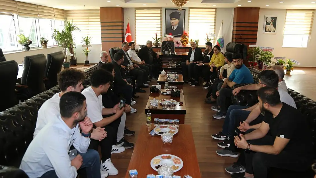 Siirt Belediye Eş Başkanları Basın Mensuplarını Ağırladı