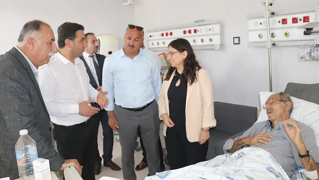 Siirt Belediye Eş Başkanları, DEM Parti İl Eş Başkanının Babasını Hastanede Ziyaret Etti