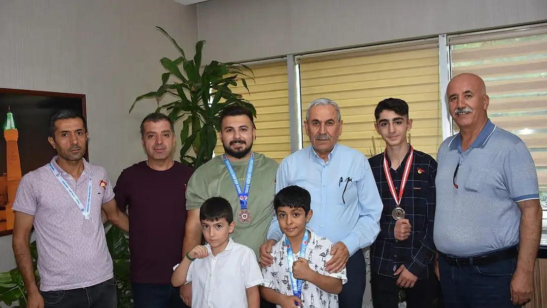 Siirt Belediyesi Başarılı Sporcuları Altınla Ödüllendirdi