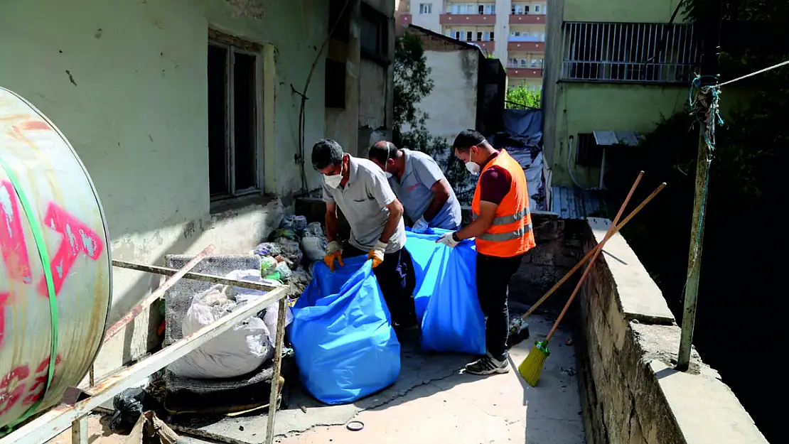 Siirt Belediyesi, Çöp Evi Temizleyip İlaçlama Çalışması Yaptı