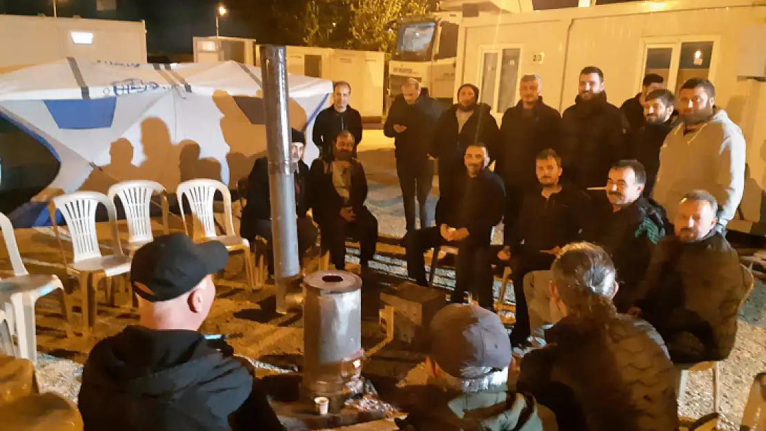SİİRT BELEDİYESİ EKİPLERİ DEPREM BÖLGESİNDE GECE GÜNDÜZ ÇALIŞIYOR.. EKİBİMİZ, DEPREM BÖLGESİNDE