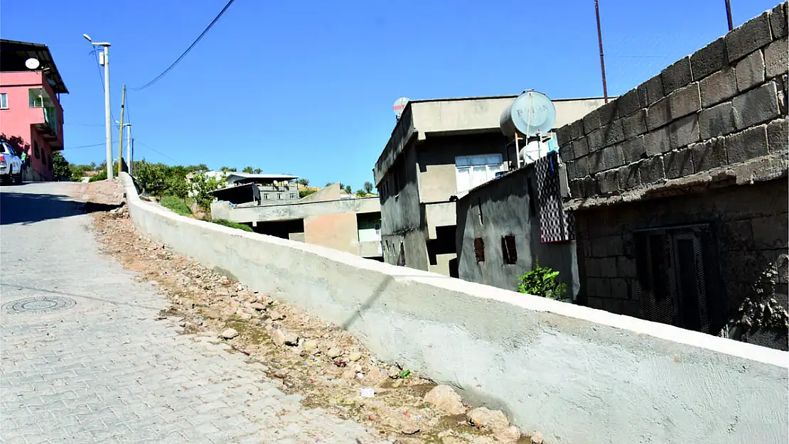Siirt Belediyesi Fen İşleri Müdürlüğü, İstinat Duvarı ve Merdiven Yapım Çalışmalarını Tamamladı