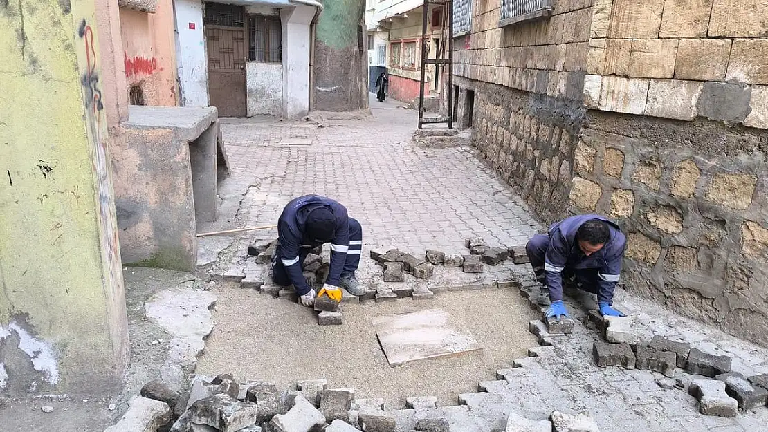 Siirt Belediyesi Fen İşleri Müdürlüğü Yol Tadilat Çalışmalarına Devam Ediyor