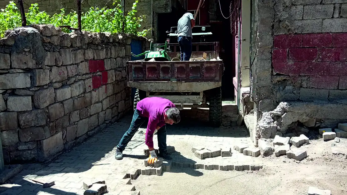 Siirt Belediyesi Fen İşleri Müdürlüğü'nden Siirt Geneli Yol Bakım ve Onarım Çalışmaları