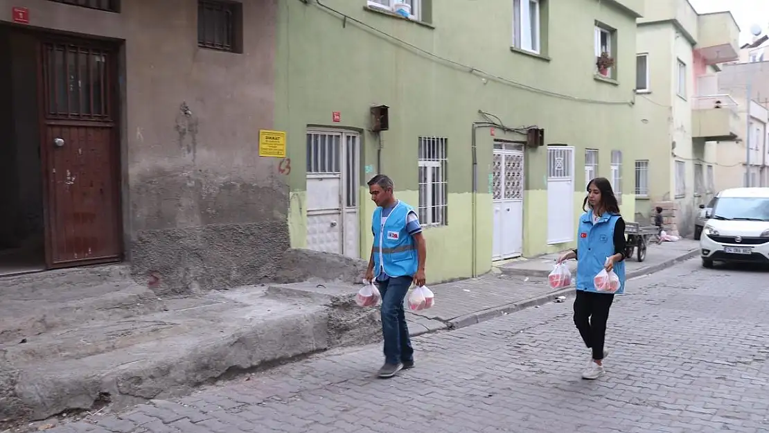 Siirt Belediyesi, İhtiyaç Sahibi Ailelere Sıcak Yemek Desteği Sağlamaya Devam Ediyor