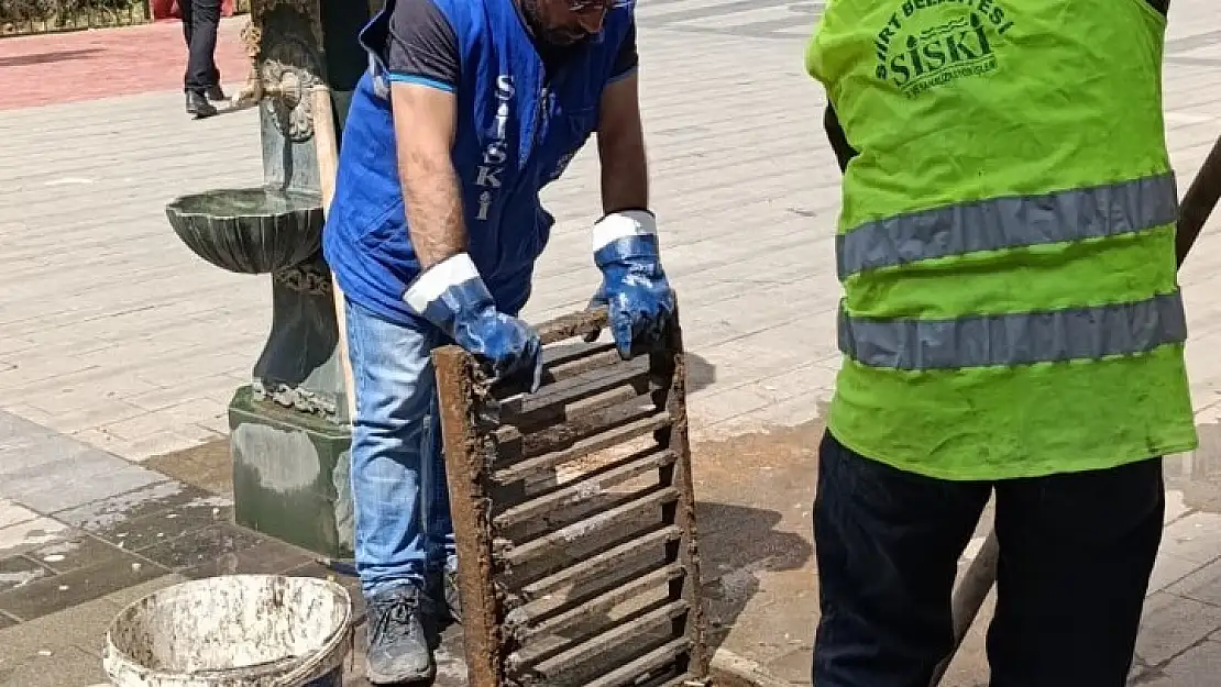 Siirt Belediyesi Mazgal ve Rögarlara Sıkışan Atıkları Temizliyor
