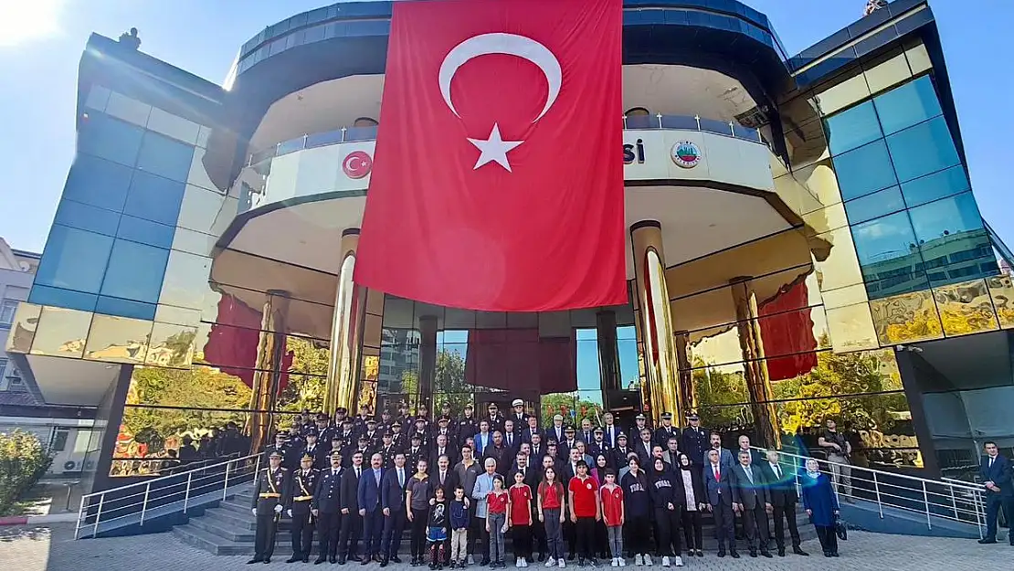 Siirt Belediyesi Önünde 100.Yıl Hatıra Fotoğrafı