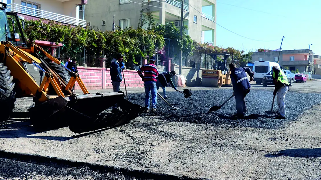 Siirt Belediyesi, Tınaztepe ve Doğan Mahallelerinde Kilit Parke ve Asfalt Yama Çalışmalarını Sürdürüyor