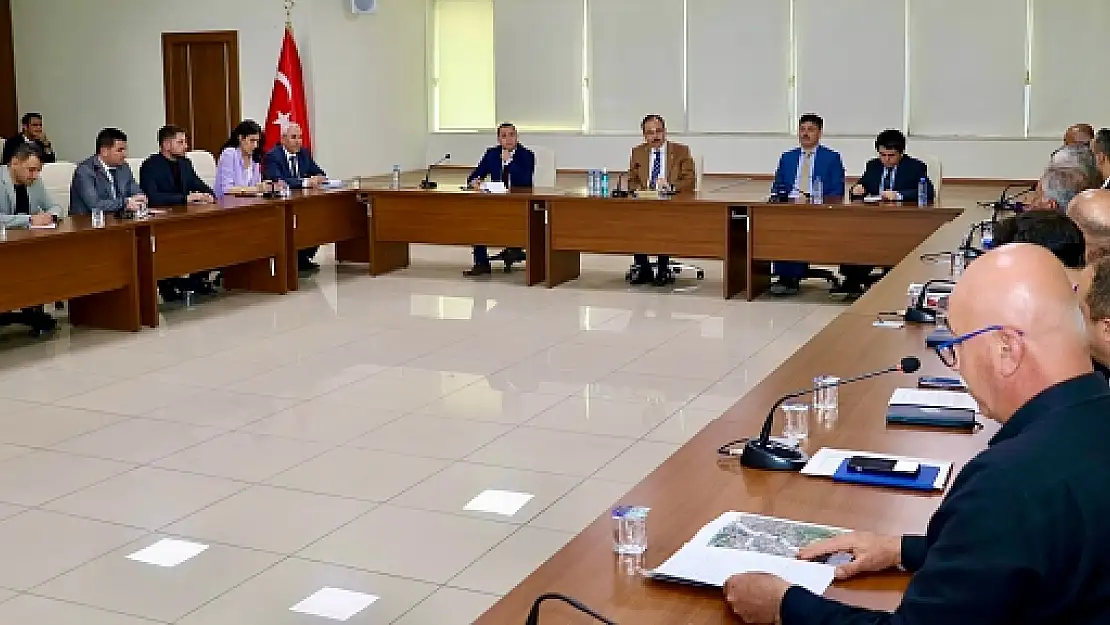 Siirt Belediyesi'nde Haftalık Değerlendirme Toplantısı Vali Kızılkaya Başkanlığında Yapıldı