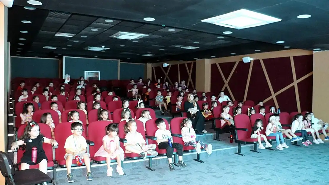 Siirt Belediyesi'nden Çocuklara Sinema Keyfi