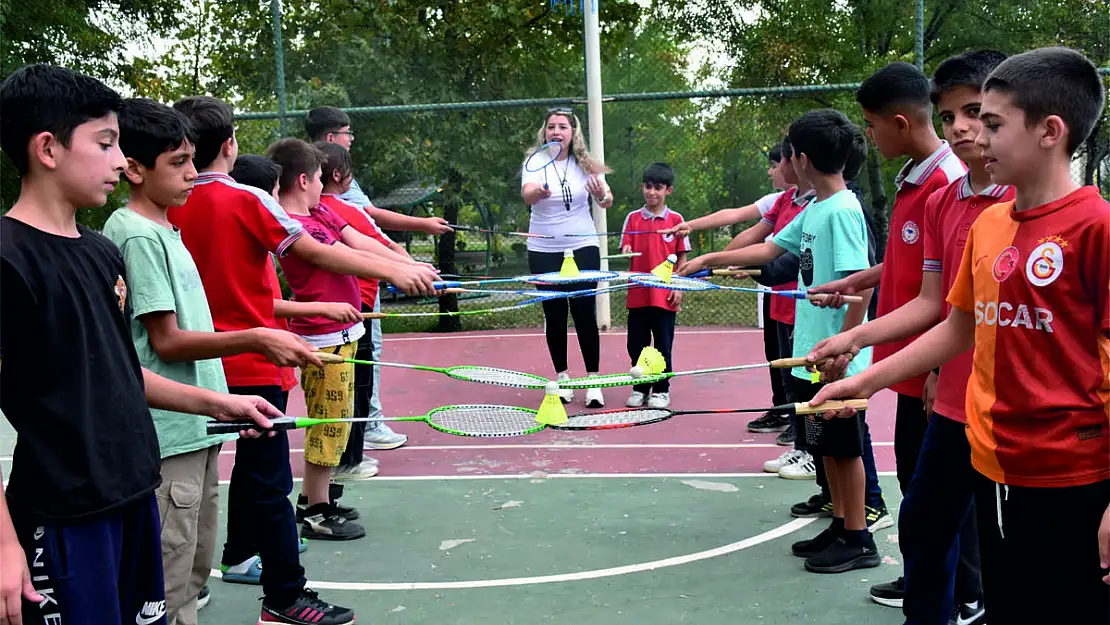 Siirt Belediyesi'nin Badminton Kursları Çocukların Yoğun İlgisiyle Devam Ediyor