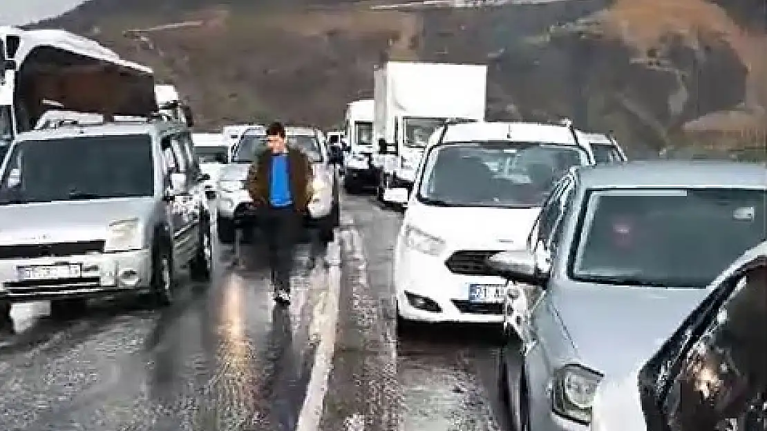 Siirt-Bitlis Karayolunda İki Tır Kafa Kafaya Çarpıştı!