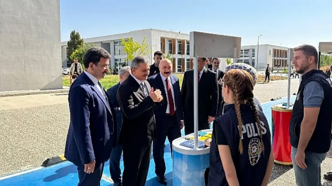 Siirt Emniyet Müdürlüğü Siirt Üniversitesi Öğrencilerine Bilgilendirme Standı Açtı