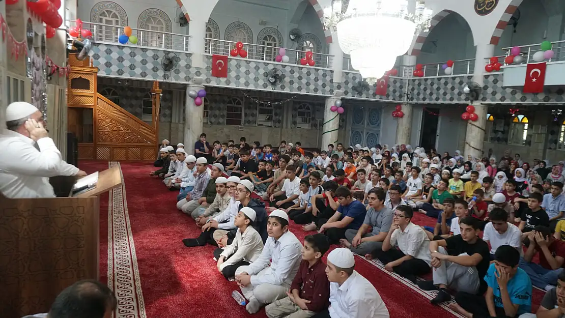 Siirt Ensar Camii'nde Yaz Kur'an Kursu Sona Erdi, Öğrencilere Ödüller Verildi