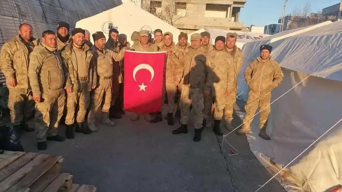 SİİRT GÜVENLİK KORUCULARI ADIYAMAN'DA DEPREMZEDELERE DESTEK VERİYOR