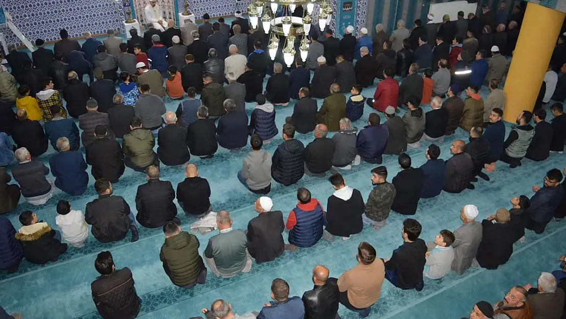 SİİRT HALKI CAMİLERİ DOLDURARAK İLK TERAVİH NAMAZINI KILDI