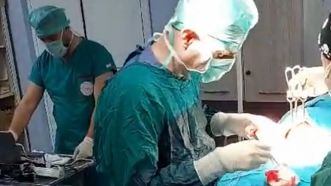 Siirt Hayat Hastanesinde Özel Cihazla Ses Telleri Korunarak Guatr Ameliyatları Yapılmaya Başlandı