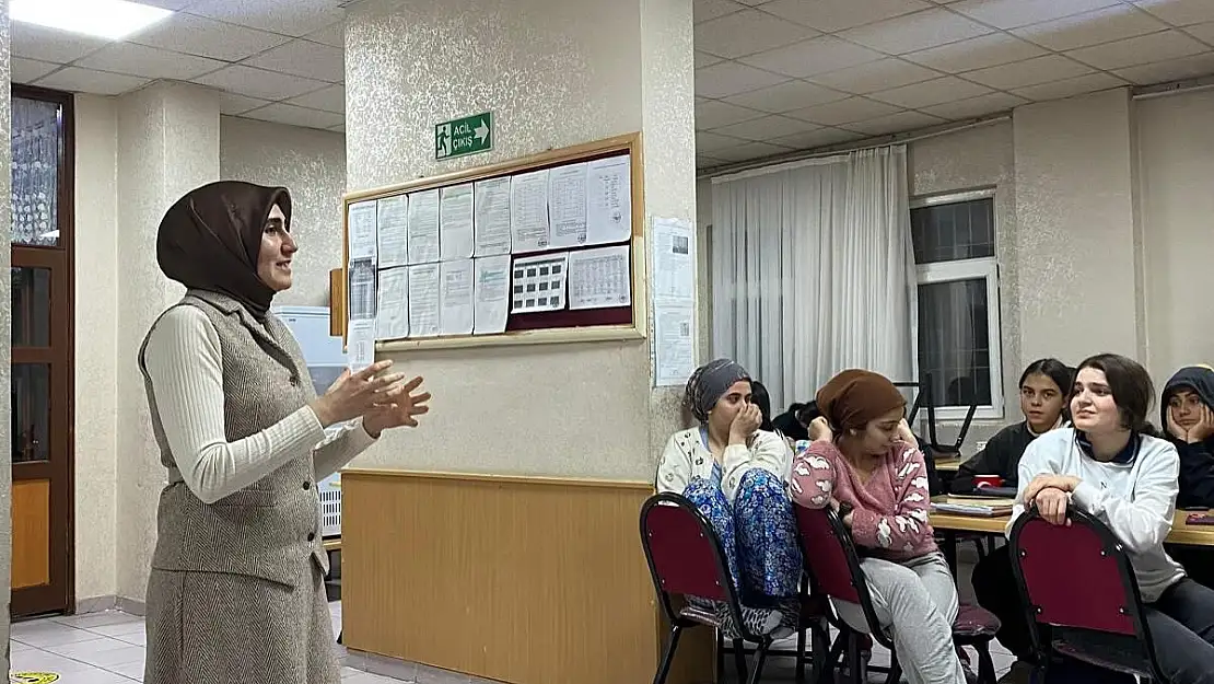 Siirt İl Milli Eğitim Müdürlüğü İftarda Öğrencileri Konuşmacılarla Buluşturuyor!