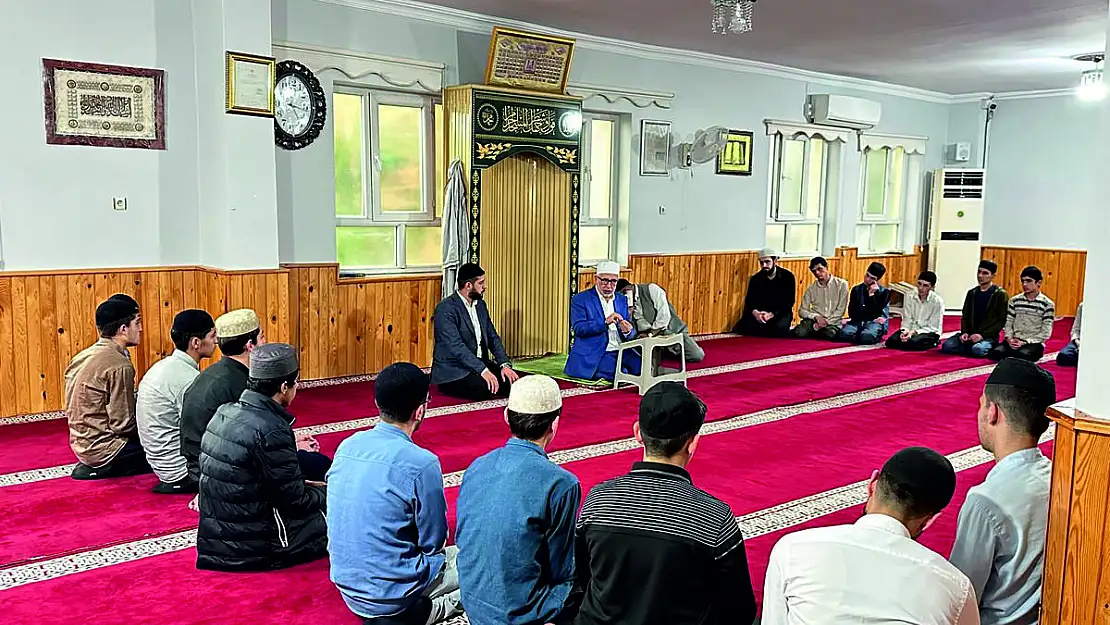 Siirt İl Müftüsü Şakir Pinal 'İlim Öğrenmenin Amacı İnsanlara Faydalı Olmaktır'