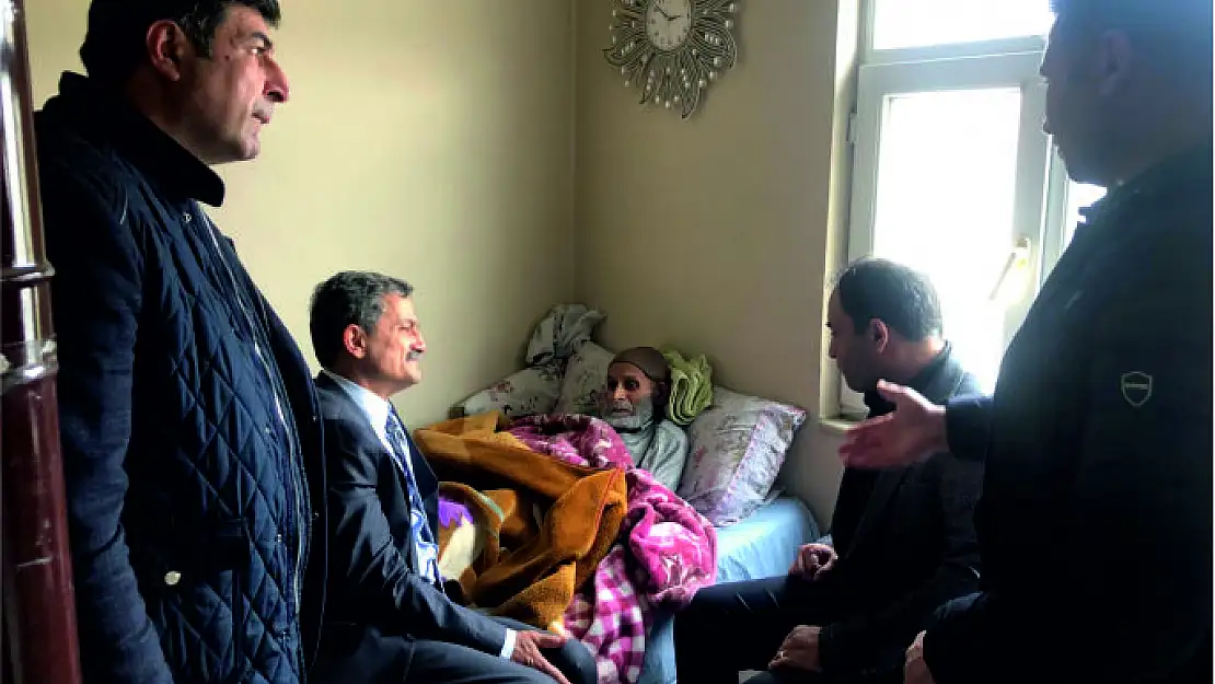 Siirt İl Sağlık Müdürü Dr.Erol Emre Ömür'den Yaşlılara Ziyaret