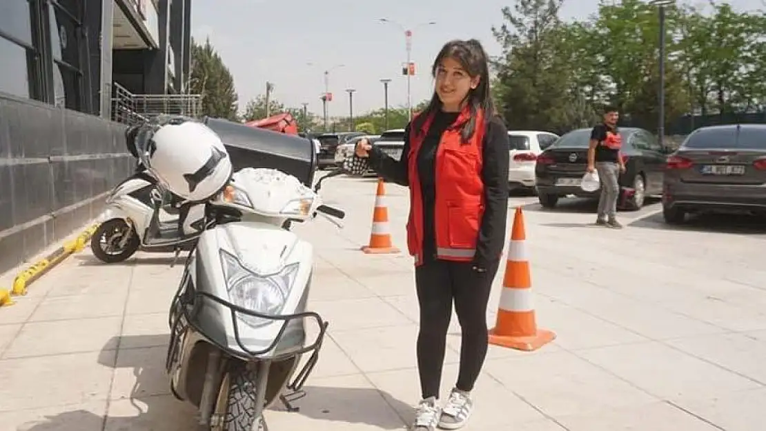 Siirt'in İlk Kadın Motokuryesi! Kapıyı Açanlar Şaşırıyor: 'Bunu Ben de Bilmiyordum'