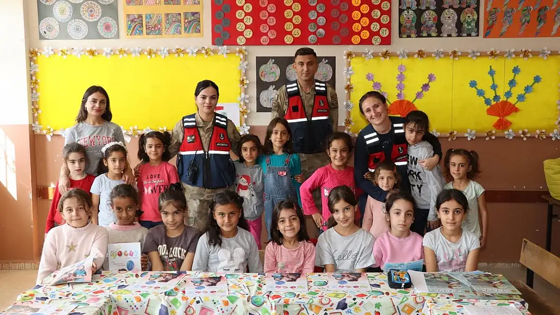Siirt Jandarma'sından Dünya Kız Çocukları Günü Kutlaması