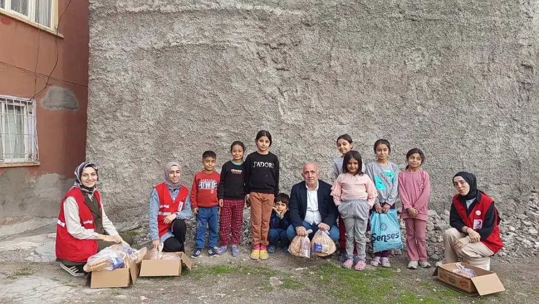 Siirt Kızılay Şubesi, Geleneksel 'Kısme' Ekmek Helvası Dağıtımını Yaptı