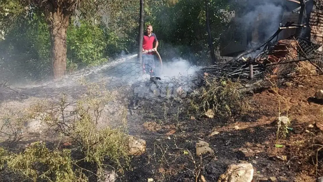 Siirt/Kurtalan'da Bir Evin Bahçesinde Çıkan Yangın, İtfaiye Ekiplerinin Müdahalesiyle Söndürüldü!