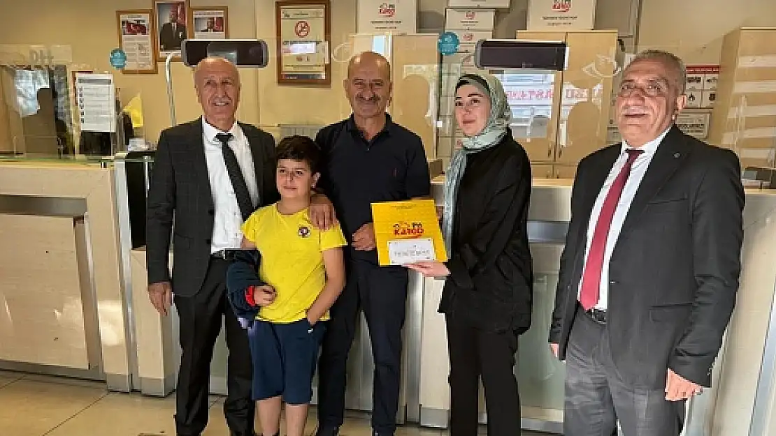 Siirt PTT Şubesine Giden 183. Müşteriye Pul Koleksiyonu Hediye Edildi