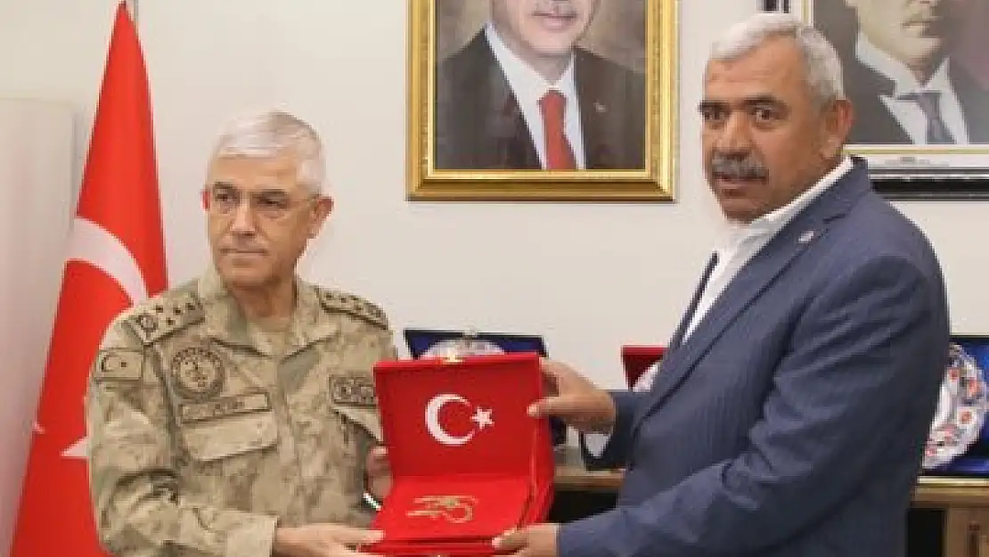 Siirt Şehit ve Gazi Aileleri Dernekler Federasyon Başkanı Baki Olgaç,  Van Jandarma Asayiş Kolordu Komutanı   Tümgeneral Tanrıverdi'yi Ziyaret Etti