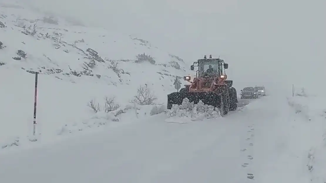 Siirt-Şırnak Karayolunda Kar Yağışında Mahsur Kalan 25 Araç Kurtarıldı!