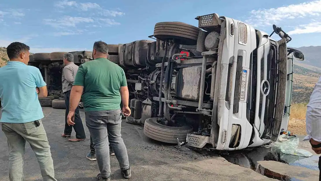 Siirt-Şırnak Yolunda Kömür Yüklü Tır Devrildi