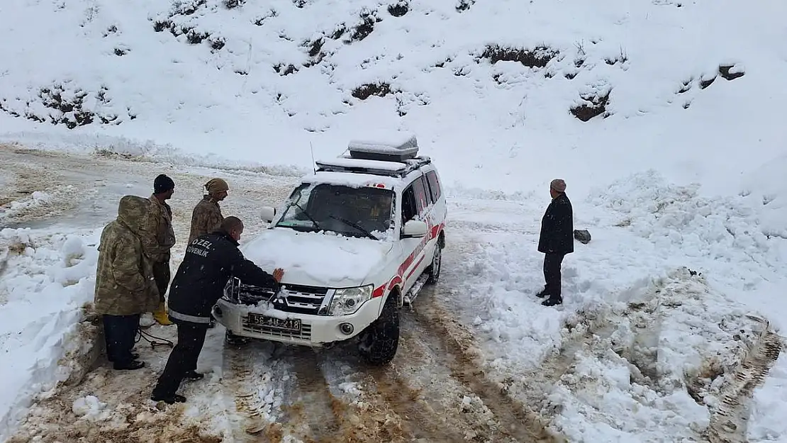 Siirt Şirvan'da Kar Yağışı Nedeniyle Mahsur Kalan Yaşlı Kadın Kurtarıldı