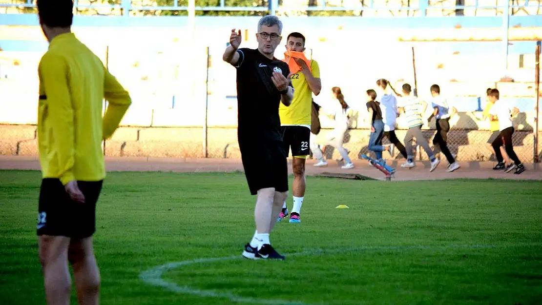SİİRT SPOR TEKNİK DİREKTÖRÜ SİNAN BAYRAKTAR: 'SON İKİ MAÇTA DİREKLERE TAKILDIK'