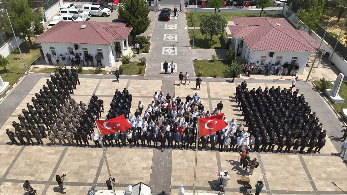 Siirt'te 15 Temmuz ve Tüm Şehitler İçin Duygusal Tören: Garnizon Şehitliği'nde Anma Programı Düzenlendi