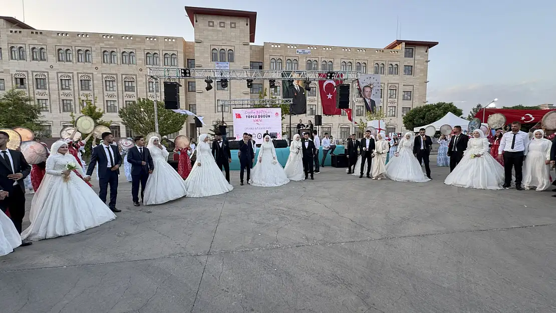 Siirt'te 40 Çift İçin Toplu Nikah Töreni Düzenlendi
