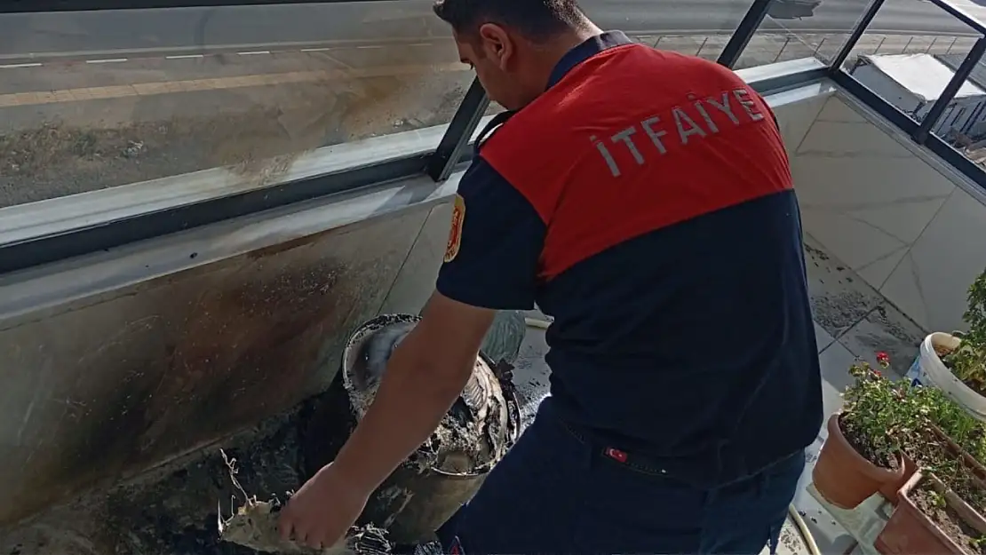 Siirt'te Balkon Yangını! Tüp ve Tencere Alevlere Kapıldı, İtfaiye Hızla Müdahale Etti