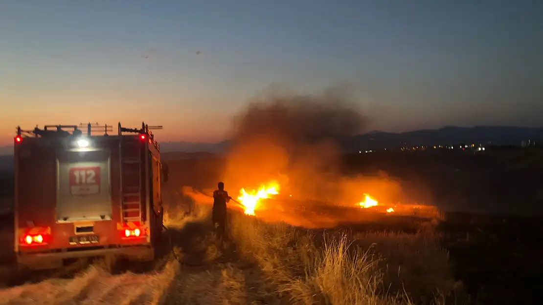 Siirt'te Çıkan Anız Yangınları Korkuttu: Yerleşim Yerlerine Sıçramadan Söndürüldü