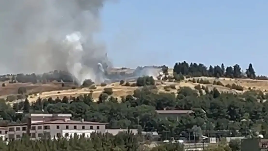 Siirt'te Doğu Kışla Yerleşkesinde Çıkan Ot Yangını Kısa Sürede Söndürüldü