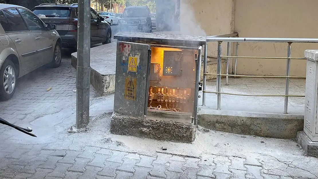 Siirt'te Elektrik Panosu Alev Aldı, Mahallede Korku Dolu Anlar Yaşandı