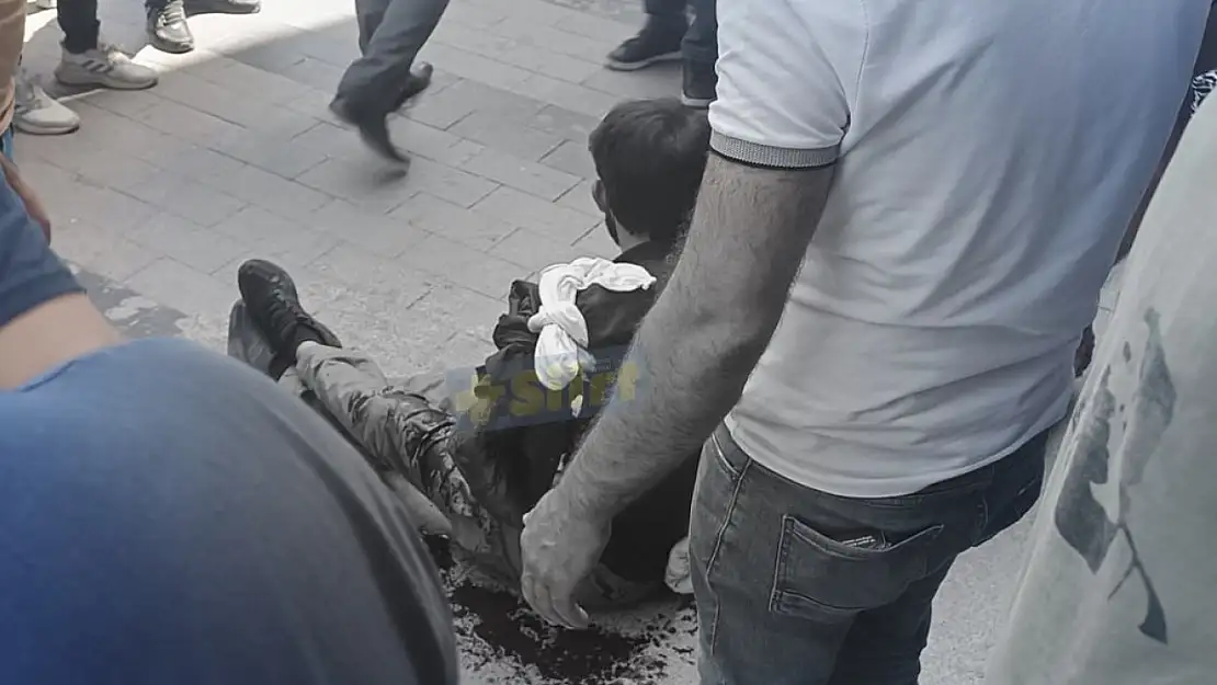Siirt'te Güres Caddesi'nde Bıçaklı Kavga: 1 Yaralı