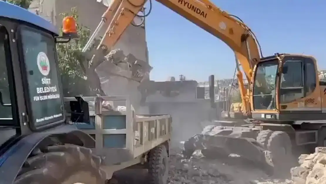 Siirt'te Güvensiz Yapılara Geçit Yok: Belediye Ekipleri Sahada