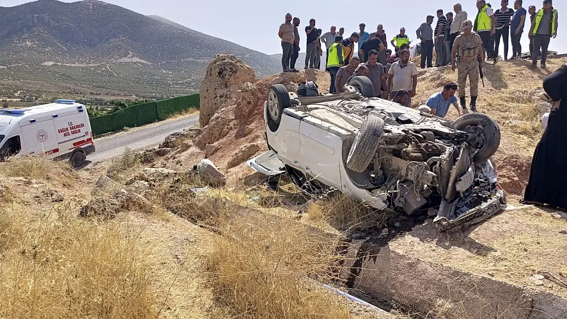 Siirt'te Hafif Ticari Araç Şarampole Devrildi: 7 Yaralı