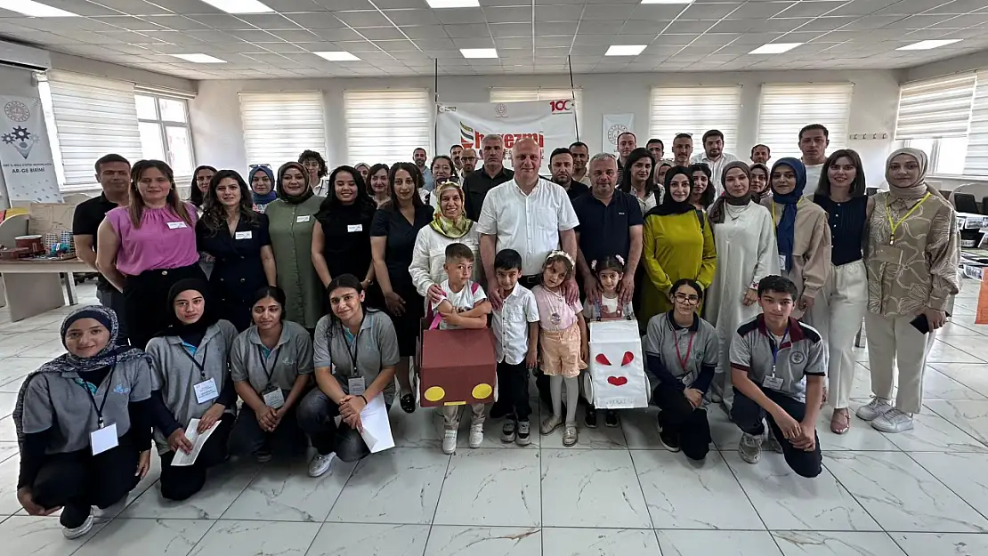Siirt'te Harezmi Eğitim Modeli Kapsamında Bilgilendirme Toplantısı ve Yıl Sonu Sergisi Düzenlendi