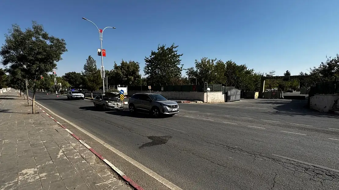 Siirt'te Hükümet Bulvarı'nda Araç Çarpışması: Yaralanan Yok