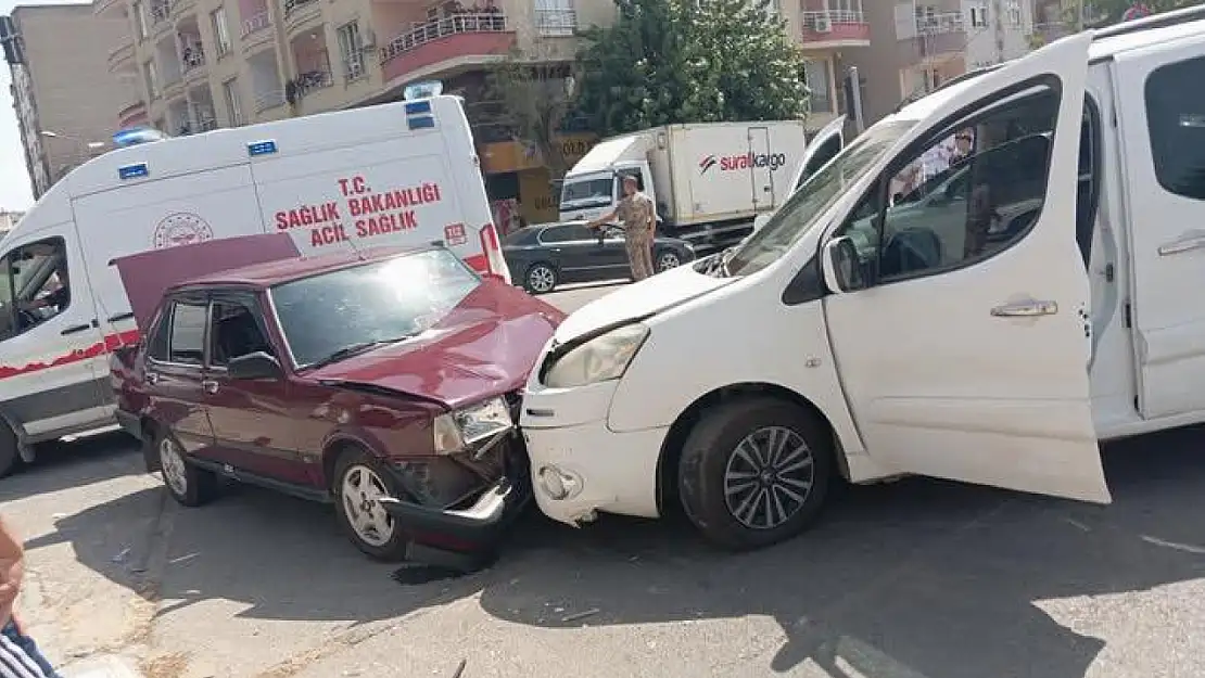 Siirt'te Jandarma Komutanlığı Önünde Trafik Kazası: 1 Kişi Hafif Yaralandı