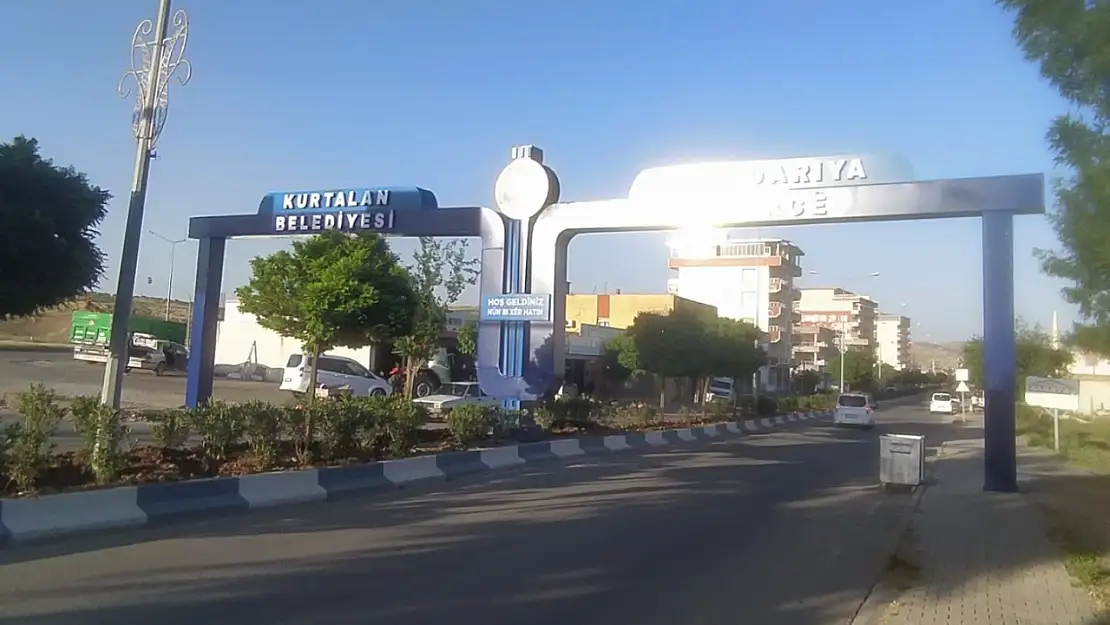 Siirt'te Kurtalan'ın Girişine Kent Kimliğini Yansıtan Tabela Yerleştirildi