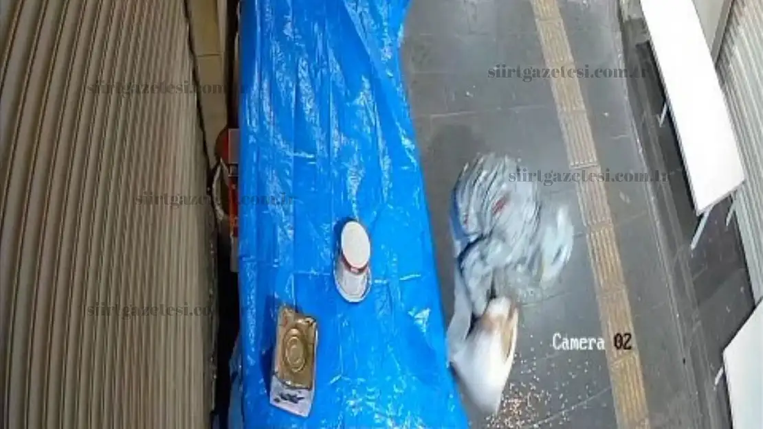Siirt'te Kuruyemiş Dükkanının Önünden Fıstık Çuvalı Çalındı: Güvenlik Kamerasına Yansıdı
