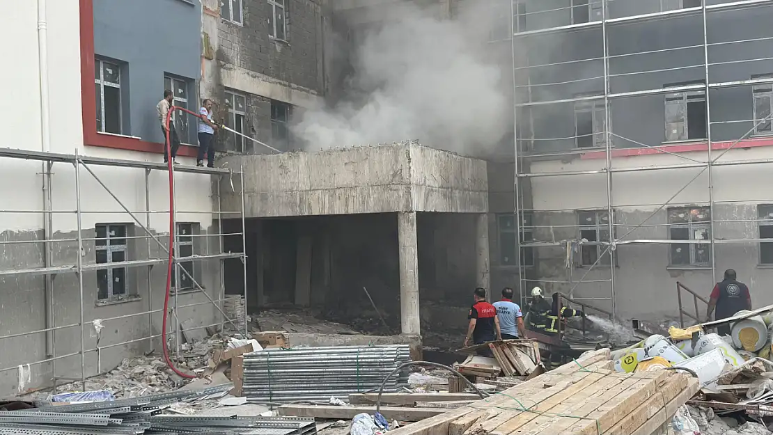 Siirt'te KYK Yurdu İnşaatında Çıkan Yangın Kısa Sürede Söndürüldü