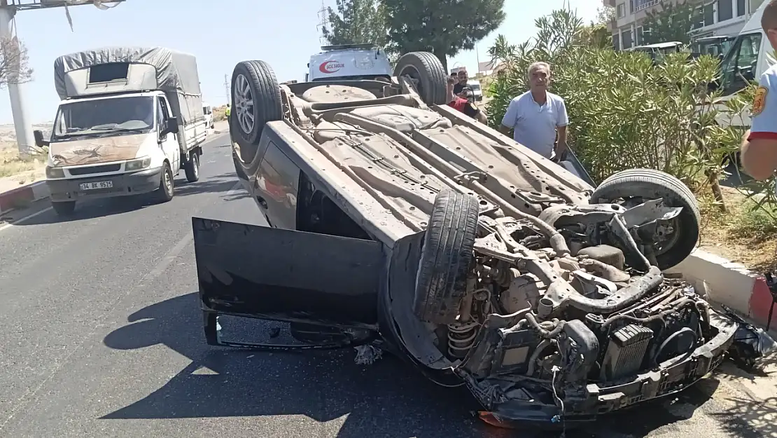 Siirt'te Otomobil Bariyere Çarpıp Takla Attı: Sürücü Yaralandı
